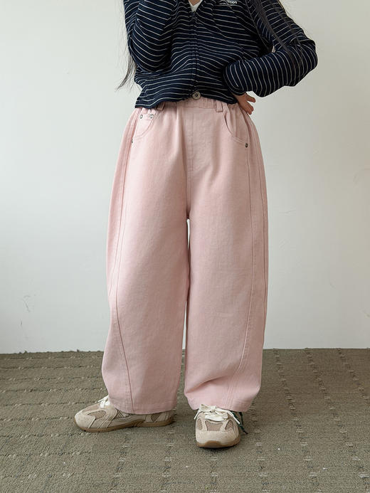3-5天发货【童装服饰丨吾家儿童斜纹棉休闲裤】纯色斜纹棉布，触感柔软亲肤，舒适透气，宽松运动版型+斜纹拼接设计，日常出街超有范儿，怎么搭配都很好看~ 商品图2