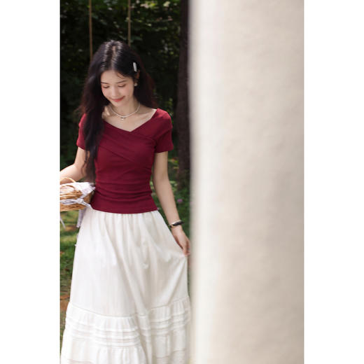 鹿向南「玫瑰诗篇」气质独特枣红色T恤女夏新款流行修身短袖上衣 商品图2