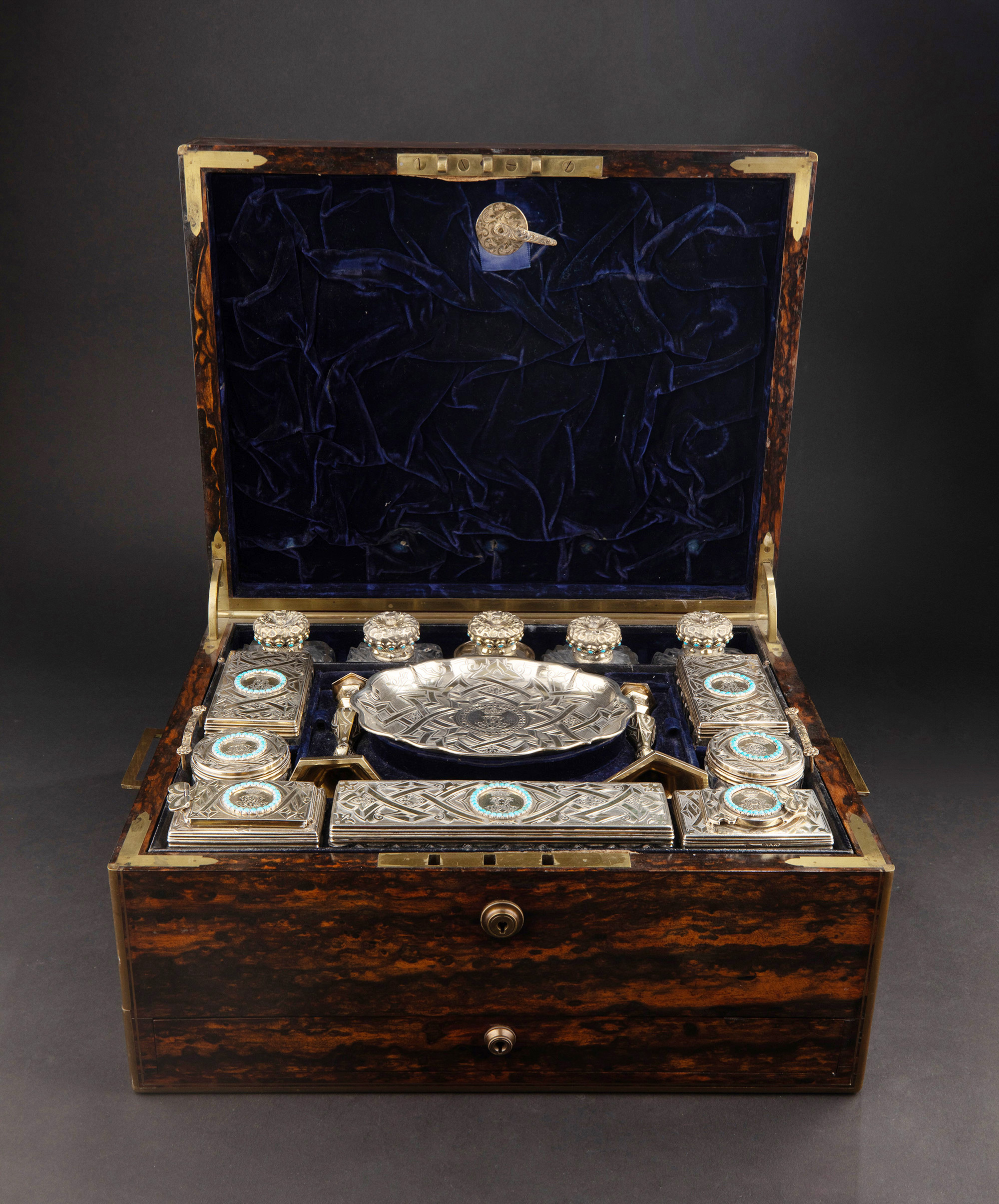 独角鹿西洋古董1850年代英国Edward Barnard工坊出品木质外盒装饰铜鎏金精雕镶嵌绿松石纯银套件旅行梳妆箱