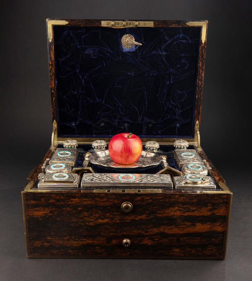 独角鹿西洋古董1850年代英国Edward Barnard工坊出品木质外盒装饰铜鎏金精雕镶嵌绿松石纯银套件旅行梳妆箱 商品图1