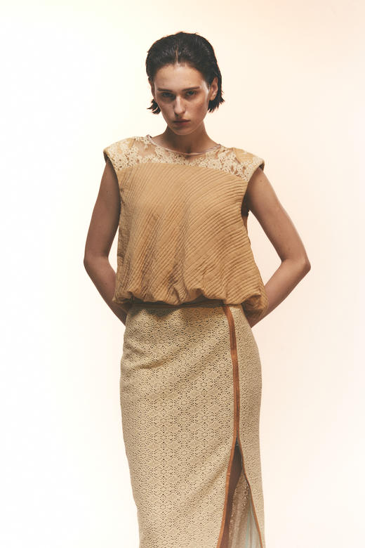 小宽肩蕾丝拼接短上衣 商品图1