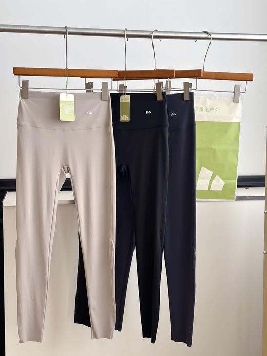 拍2件减10元【蕉下二代塑形瑜伽裤】 薄薄的很有质感 上身很舒服 腿部大面积透气网孔设计 让腿部畅快呼吸不闷热 穿上了我就不想再想脱下来了 版型很遮肉显瘦 梨形身材姐妹真的可以冲 商品图1