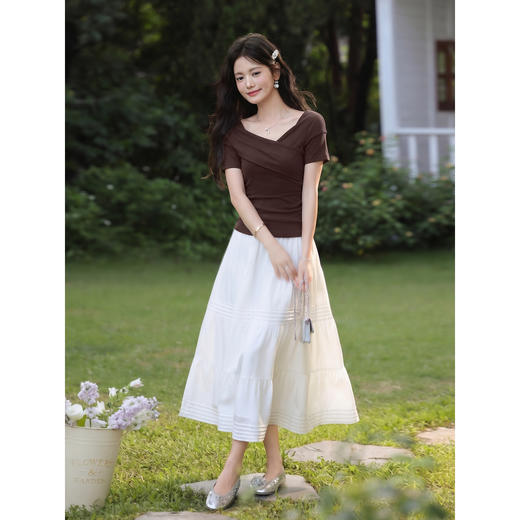 鹿向南「莱赛尔」气质咖色T恤女夏新款小资独特修身显瘦短袖上衣 商品图1