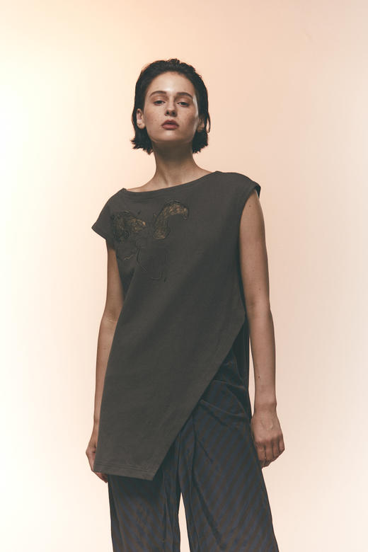 镂空绣花不规矩摆圆领针织衫 商品图2