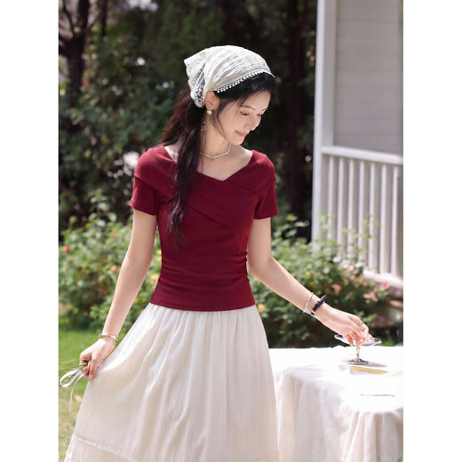 鹿向南「玫瑰诗篇」气质独特枣红色T恤女夏新款流行修身短袖上衣 商品图0