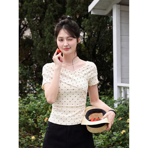 鹿向南「黑糖波波」法式小资杏色波点T恤女夏季修身显瘦短袖上衣 商品图0