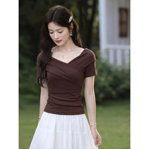 鹿向南「莱赛尔」气质咖色T恤女夏新款小资独特修身显瘦短袖上衣 商品图3