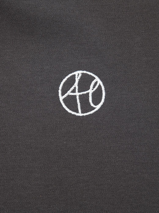 简约百搭黑色假两件连衣裙 收腰显瘦设计感圆领刺绣标休闲中长裙 商品图3