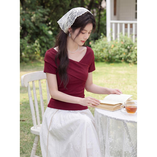 鹿向南「玫瑰诗篇」气质独特枣红色T恤女夏新款流行修身短袖上衣 商品图1