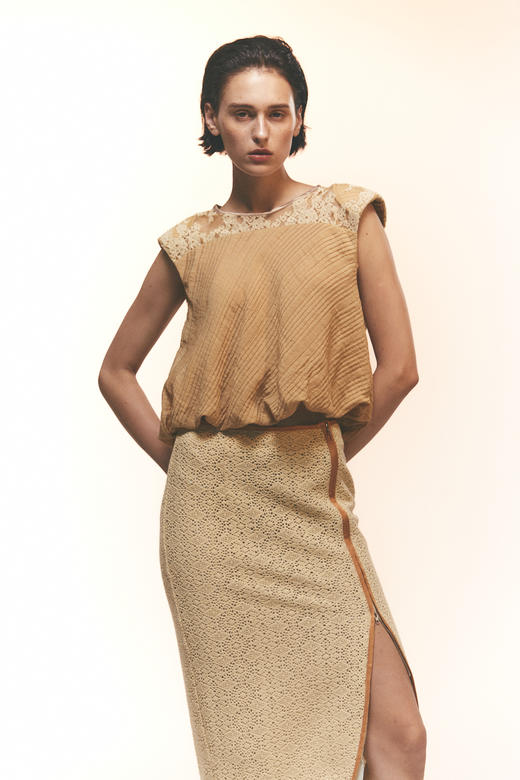 小宽肩蕾丝拼接短上衣 商品图0