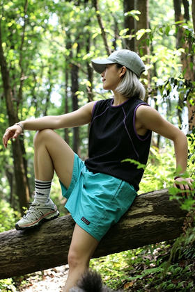 【Schenvega情侣 山系坑条肌理透气宽松背心A46-JS6118】｜夏日穿搭的松弛感天花板✨ ✅ 坑条肌理，质感拉满 竖坑条面料自带垂坠感，不仅显瘦藏肉