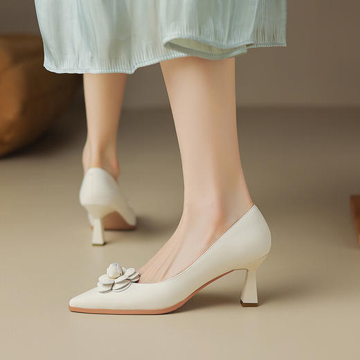 【预售5天】法式尖头花朵中跟一脚蹬单鞋女春夏猫跟高跟鞋WC&M7315 商品图2