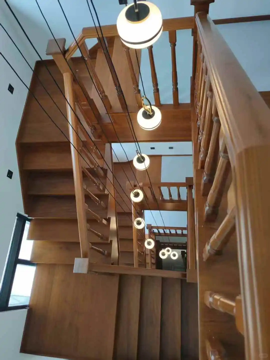 水泥基础楼梯，宽1000以内，实木立柱式式护栏，不打折