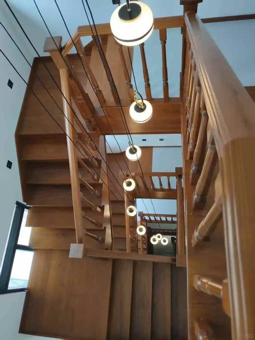 水泥基础楼梯，宽1000以内，实木立柱式式护栏，不打折 商品图0