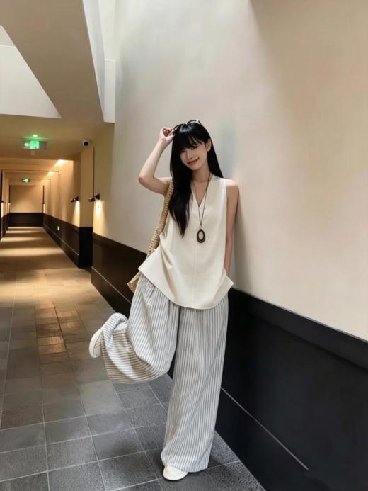 <曾小咸推荐> 4.20新品上新 挂脖v领背心+条纹阔腿裤套装 日常价189/套！活动价129/套！单件背心69！单件条纹休闲裤79！【预售款，预计3-15天发货】 商品图0