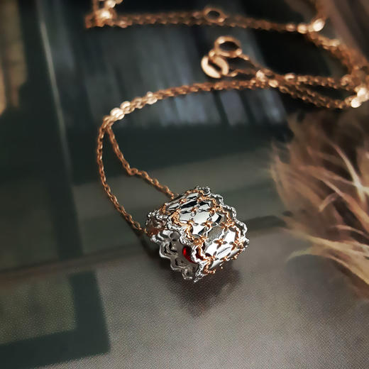【天然正品】AU750双色金简约时尚设计师款吊坠项链11.0*9.1*8.0MM（皆取最大值）250326NJS29 商品图4