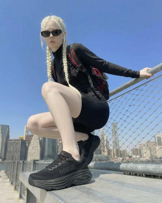 【超临界EVA二次发泡大底 双层超轻贾卡网面 侧边滚动几何设计】ONKE德国 20代缓震耐磨强回弹抑菌科技跑鞋 商品图3