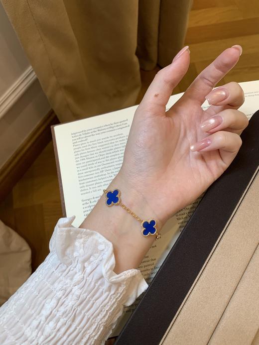 V金版【Z品定制级 1:1钢印 】VCA 梵克雅宝蓝玛瑙五花手链 超级显白 戴上就是一眼惊艳 据说蓝玛瑙戴上会让人增加勇气并且身心愉悦平和焦虑，同时蓝色代表好运 健康运！ 商品图2