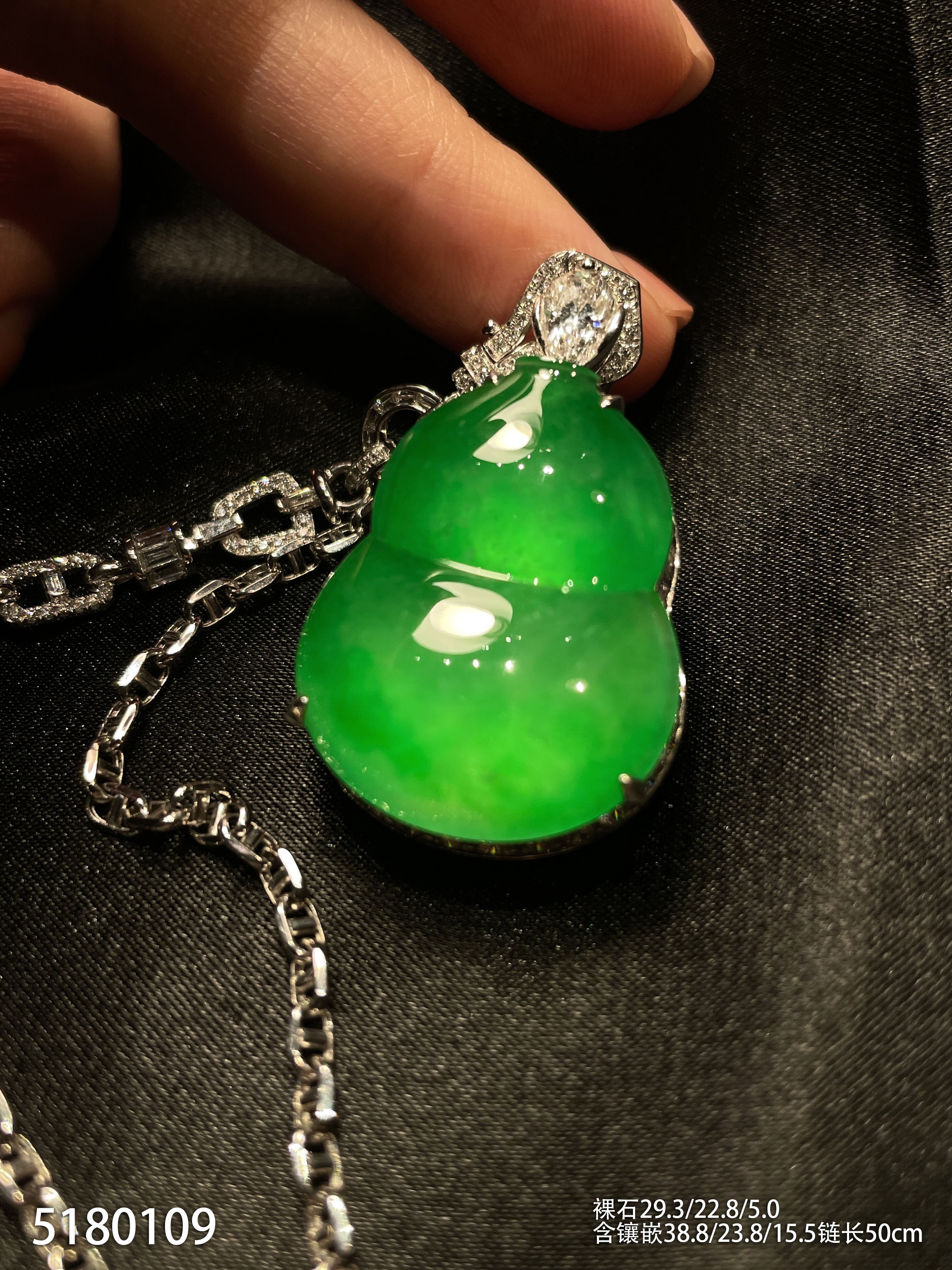 玻璃种艳绿葫芦吊坠【5180109】具体价格微信咨询