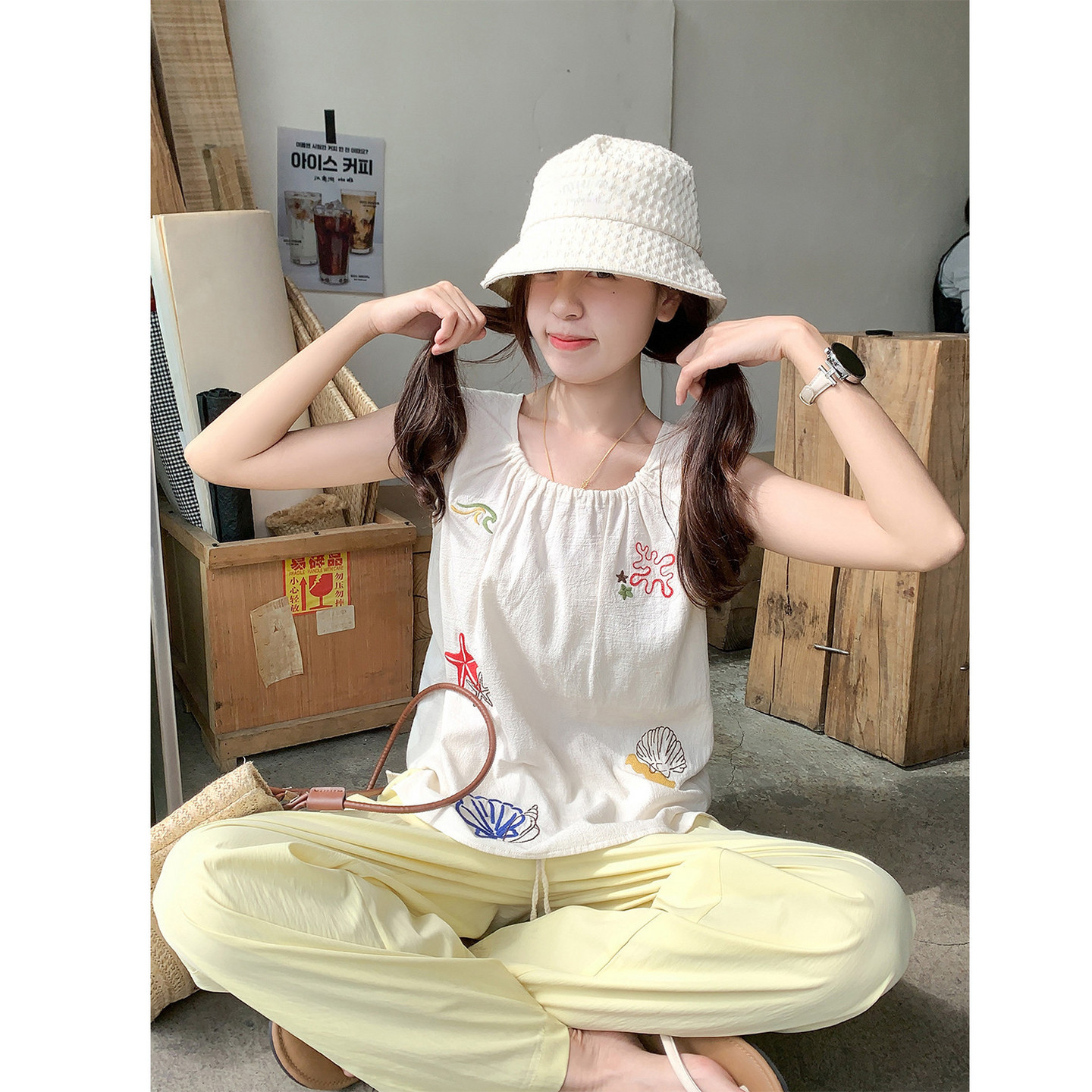 <曾小咸推荐>4.20现货秒杀 ！微信超特价！韩系刺绣碎褶无袖背心 日常139.99 立减70 秒杀69.99！！休闲裤 秒杀69.99！！