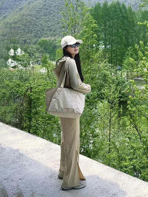 【蕉下防晒团 女款轻薄防泼水防晒衣/速干防风防晒衣/透气微喇防晒裤】 商品图0