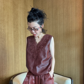 PanYiXiu/潘依绣 100%桑蚕丝香云纱素绉缎勾花刺绣V领背心 AB20107