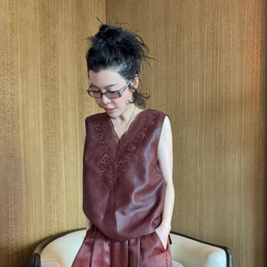 PanYiXiu/潘依绣 100%桑蚕丝香云纱素绉缎勾花刺绣V领背心 AB20107 商品图0