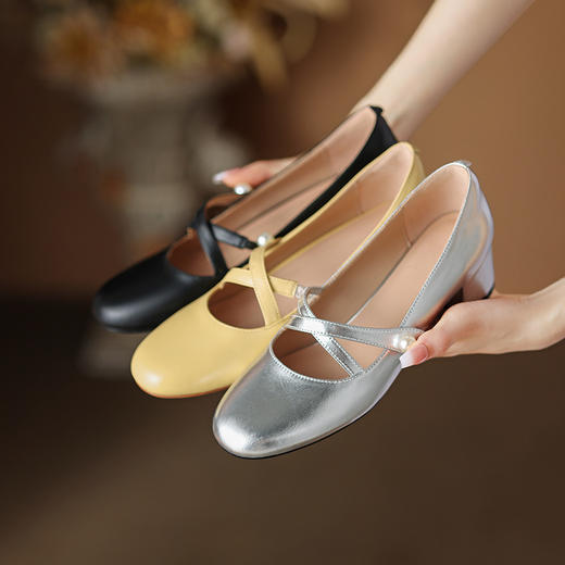 【预售7天】法式经典圆头珍珠交叉带粗跟通勤百搭仙女风小皮鞋DMJFG&81317F 商品图0
