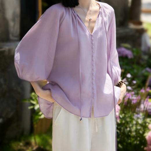 下单3-7天发货！LONGNVFAIR 亚麻V领飘带花苞袖衬衫 亚麻混纺 透气舒适 法式花苞袖设计 轻盈“仙”气衬衫 商品图5