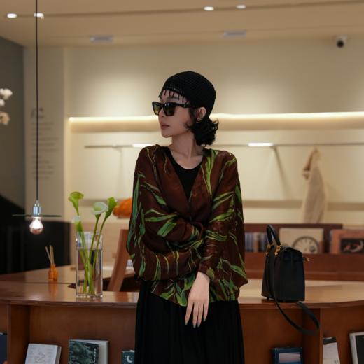 PanYiXiu/潘依绣【野蔓栖棕】人丝气质优雅朦胧感蝙蝠袖V领衬衫 M9294 商品图0