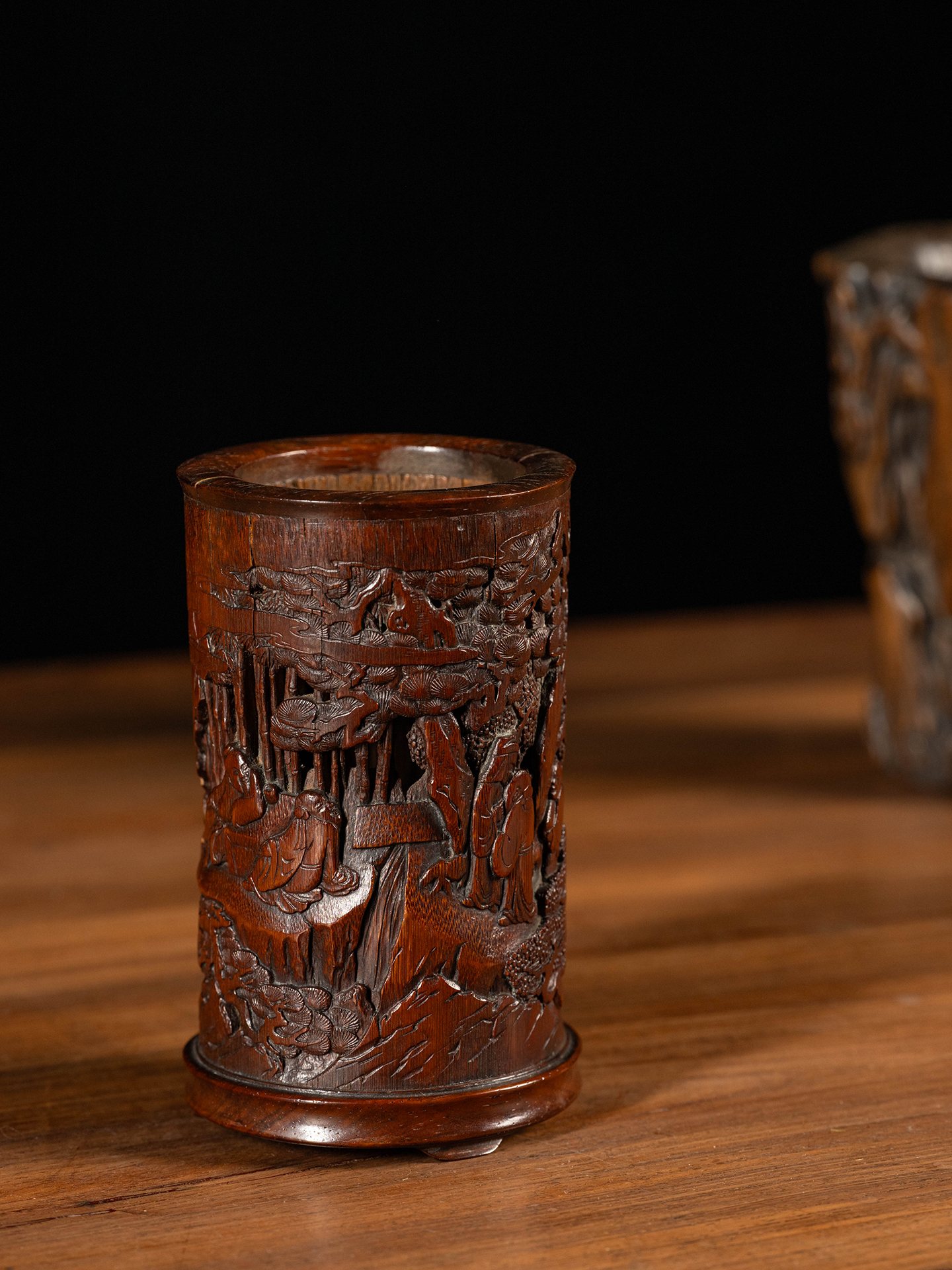 清 张宏裕款竹雕竹林雅集笔筒（红木口底）