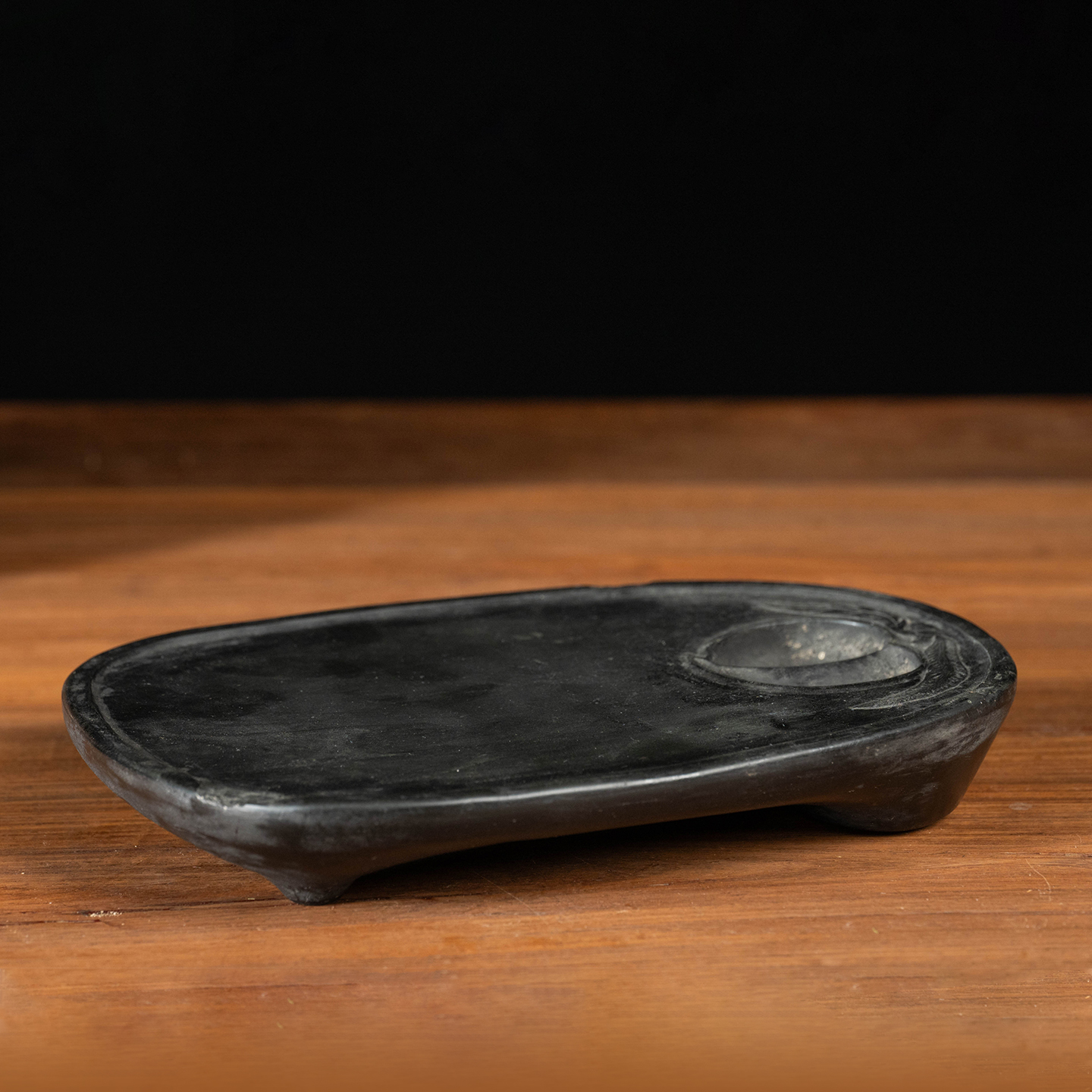 明 桃形池眉纹歙砚