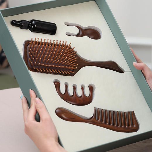 母亲节专属！【辅元堂金丝檀木梳礼盒套装】巴西进口金丝檀木 一梳多用 梳发顺发 头部按摩 经络疏通 小巧便捷 多场景使用 把日常疲惫轻轻揉散 商品图3