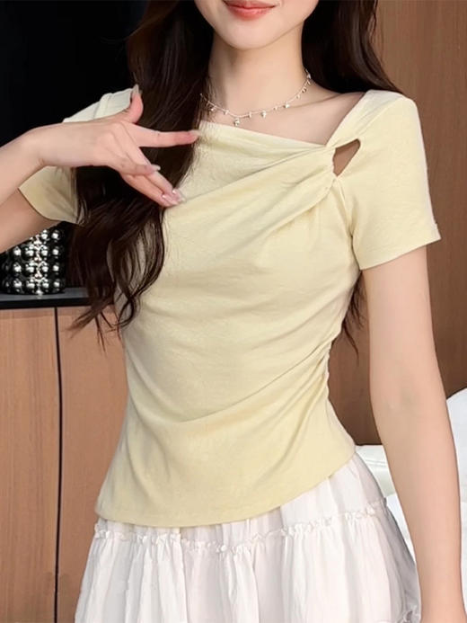 西遇斜领褶皱短袖T恤女2026年夏季新款设计感修身显瘦纯欲风上衣SS060303 商品图1