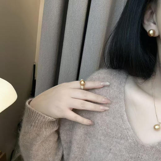 chao chao 值！新货 正圆基本无暇或细微瑕ji强光 浓金 11-12 海水金珠耳钉 时髦的金色系 暖金色调 商品图11