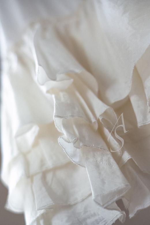 Maku  26SS 月白色手织真丝层叠褶边吊带上衣 商品图4