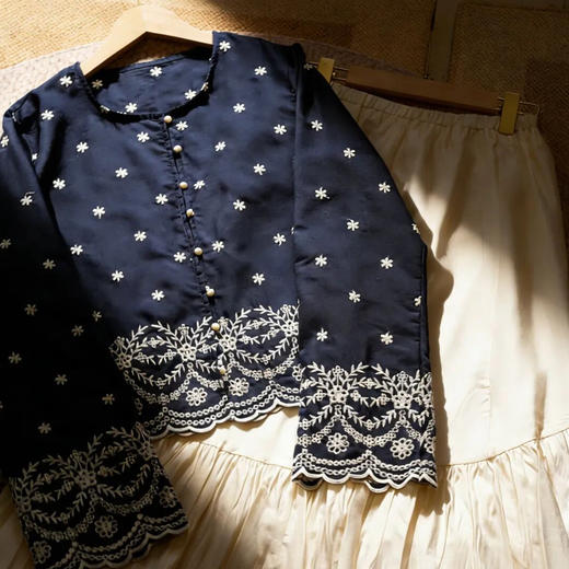 藏青刺绣拼接蕾丝上衣+花瓣裙套装 | 夏天穿藏青色上衣，刺绣、蕾丝设计高级。花瓣裙，优雅百搭【3-7天发货，周末顺延】 商品图4