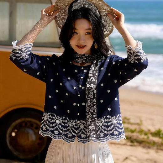 藏青刺绣拼接蕾丝上衣+花瓣裙套装 | 夏天穿藏青色上衣，刺绣、蕾丝设计高级。花瓣裙，优雅百搭【3-7天发货，周末顺延】 商品图0