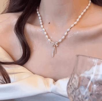 礼盒发货【正品DaNiu甜美皓石蝴蝶结淡水珍珠项链】堪称配饰界的"万能王炸"妥妥的小众高级感气质款 珠身温润柔光，每一颗都自带天然肌理，复古又灵动。 商品图1