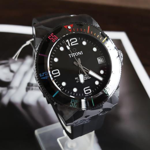 【99新】TITONI 梅花83600C-RA-256天文台认证自动机械机芯日期显示42MM（男款）Seascoper 海洋探索系列碳/陶瓷180426NJ24 商品图3