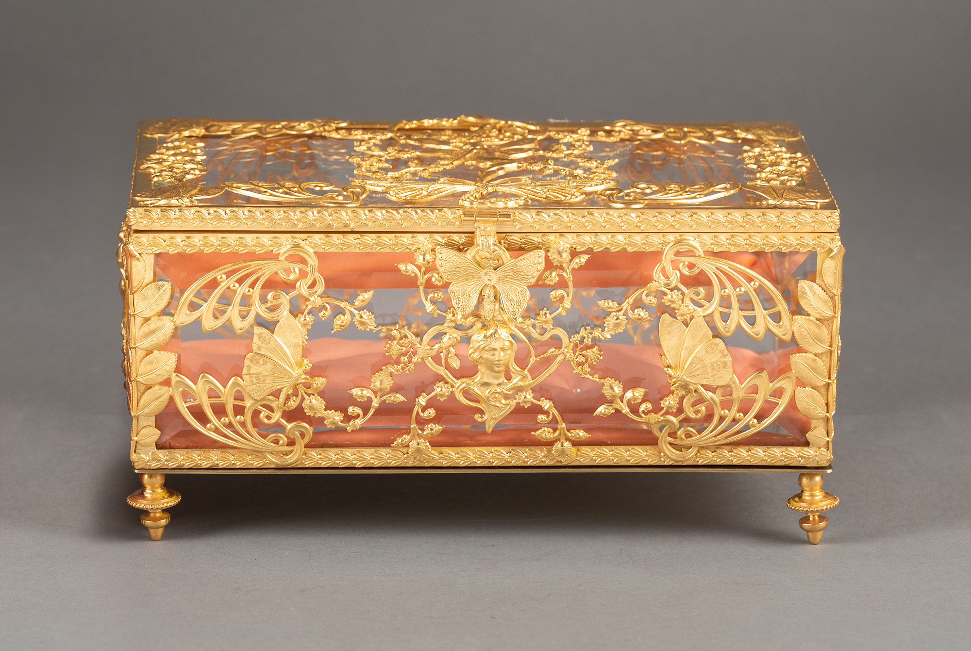 独角鹿西洋古董20世纪初法国出品新艺术风格蝴蝶花卉主题铜鎏金精雕嵌透明水晶珍宝盒