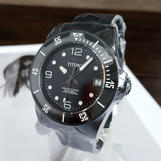 【99新】TITONI 梅花83600C-BK-256天文台认证自动机械机芯日期显示42MM（男款）Seascoper 海洋探索系列碳/陶瓷180426NJ26 商品图2