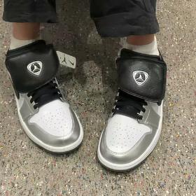 【店庆提前购】【88折】7楼耐克360 男子Air Jordan 1黑白银低帮复古篮球鞋IR2278-100吊牌价999现价879