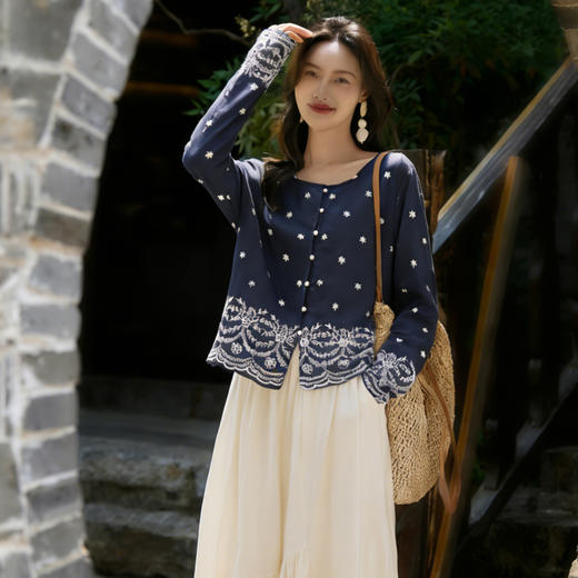藏青刺绣拼接蕾丝上衣+花瓣裙套装 | 夏天穿藏青色上衣，刺绣、蕾丝设计高级。花瓣裙，优雅百搭【3-7天发货，周末顺延】 商品图5