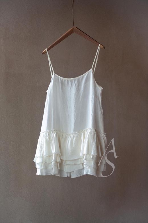 Maku  26SS 月白色手织真丝层叠褶边吊带上衣 商品图3