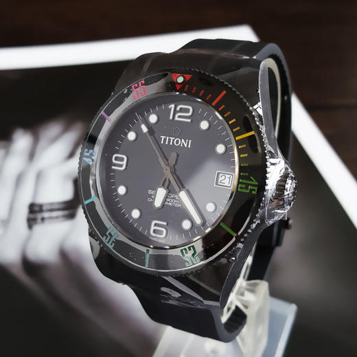 【99新】TITONI 梅花83600C-RA-256天文台认证自动机械机芯日期显示42MM（男款）Seascoper 海洋探索系列碳/陶瓷180426NJ24 商品图4