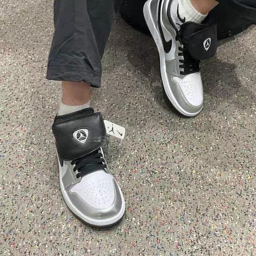 【店庆提前购】【88折】7楼耐克360 男子Air Jordan 1黑白银低帮复古篮球鞋IR2278-100吊牌价999现价879 商品图1