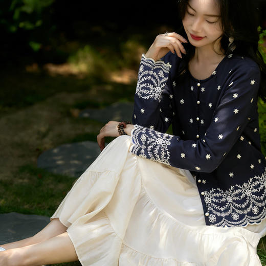 藏青刺绣拼接蕾丝上衣+花瓣裙套装 | 夏天穿藏青色上衣，刺绣、蕾丝设计高级。花瓣裙，优雅百搭【3-7天发货，周末顺延】 商品图1