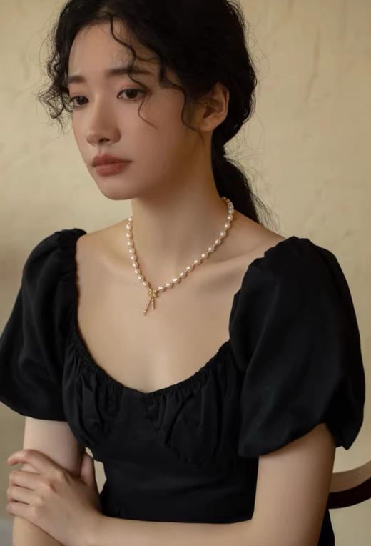 礼盒发货【正品DaNiu甜美皓石蝴蝶结淡水珍珠项链】堪称配饰界的"万能王炸"妥妥的小众高级感气质款 珠身温润柔光，每一颗都自带天然肌理，复古又灵动。 商品图0