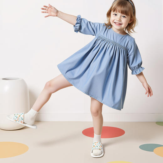 【便携易收纳❗️儿童折叠拖鞋】可折叠设计节省空间，EVA 一体成型不易臭脚，防滑纹路增加摩擦力，适合大人儿童多场景穿着，便携式旅游女童防滑家居可洗澡浴室凉拖鞋男孩QQ 商品图3